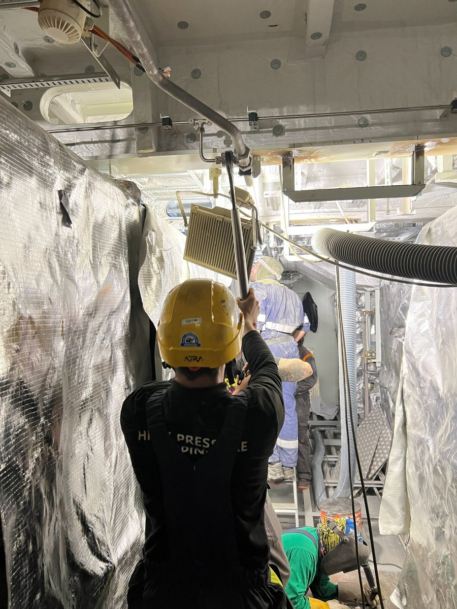 Monter High Pressure Piping prowadzi rurociąg pod sufitem w kadłubie jednostki